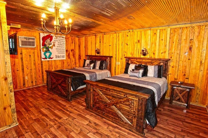 Отель Diamonds Old West Мурфрисборо Экстерьер фото